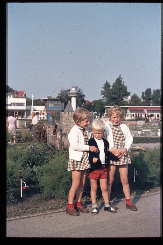 29.Madurodam okt 1968 Brigitte,Marion,Peter.JPG
